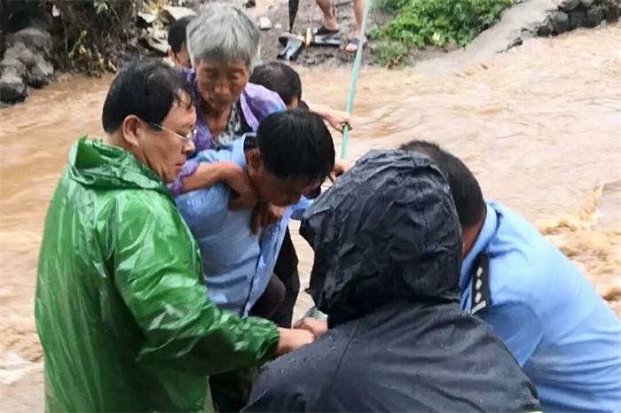 台风“安比”来袭 安丘公安排除险情200余处救助群众120余人次