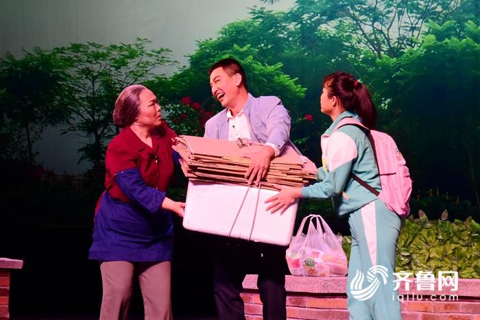 2018年7月23日，山东省茌平县精准扶贫小戏《一个也不拉下》在中国评剧院演出现场。 (18)_副本.jpg