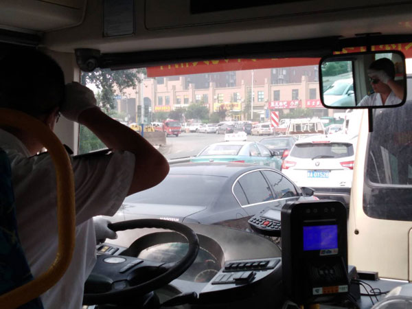 记者体验酷暑下济南89路公交车：没有空调，司机几分钟就汗流浃背