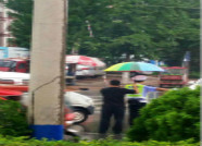 暖心！交警冒雨疏导交通 爱心市民纷纷帮忙撑伞