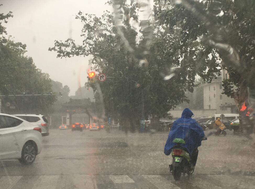 黑云压城,妖风,大雨 8级大风再袭济南!今起连续三天有