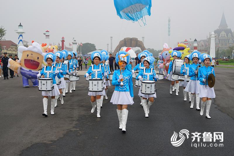 开机仪式当天举办的大咖面对面摄影沙龙活动,邀请8名国内知名摄影大咖与参加活动的摄影师和媒体记者面对面交流座谈,解疑答惑;啤酒之城摄影采风活动邀请国内著名摄影家与青岛市区摄影师齐聚,共同开启青岛西海岸摄影之旅。