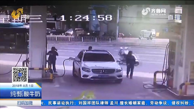 济南一辆奔驰车撞倒路灯，原因是在追劫匪？