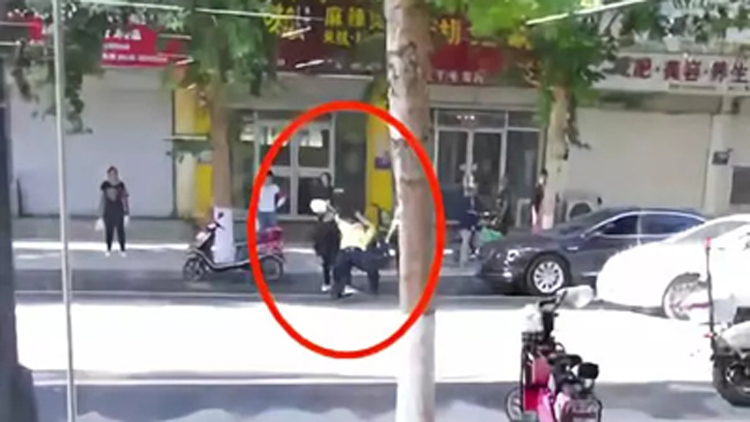 16秒丨泰安一男子街头暴力袭警 不到8小时就被刑拘