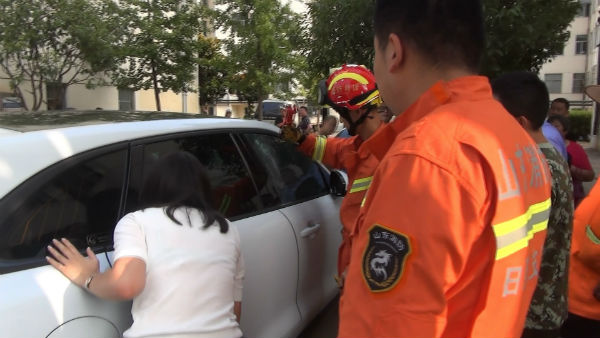 日照：粗心妈妈将1岁孩子锁在车内半小时 消防破窗救援