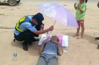 暖心！莘县一老人中暑晕倒路边 民警为其撑伞降温