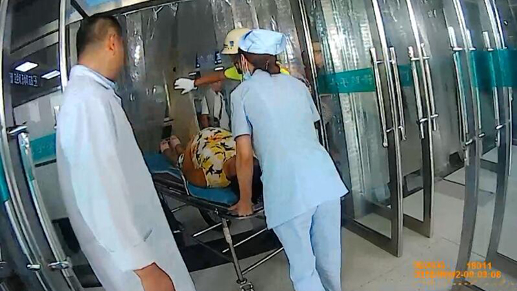 76秒丨泰安一孕妇临盆被堵路上 交警开道15分钟送医