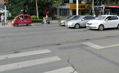 潍坊东风街多处交通标线“失踪” 市民：停车靠估摸