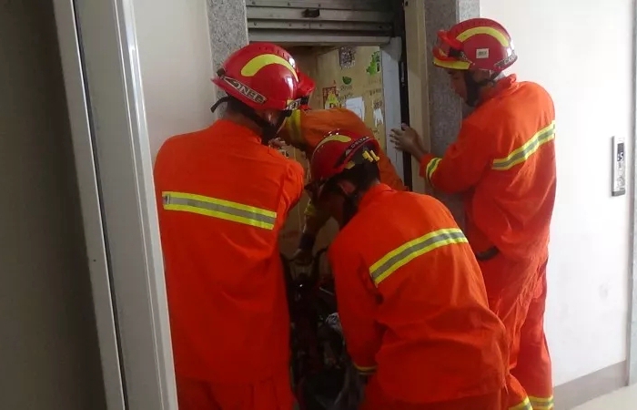 一连三起！小区停电居民被困电梯 聊城消防紧急救援