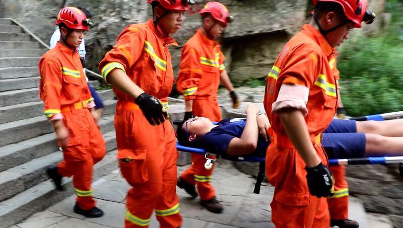 登山游客摔伤 泰安消防紧急救援