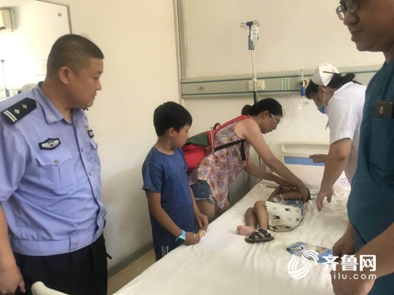 两岁男童街头发病高热惊厥 青岛交警紧急送医