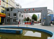 潍坊怡新苑拆除中央绿化带引争议 物业称建停车棚