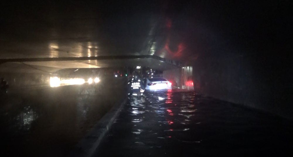 淄博一桥洞积水致轿车搁浅1人被困  消防紧急施救