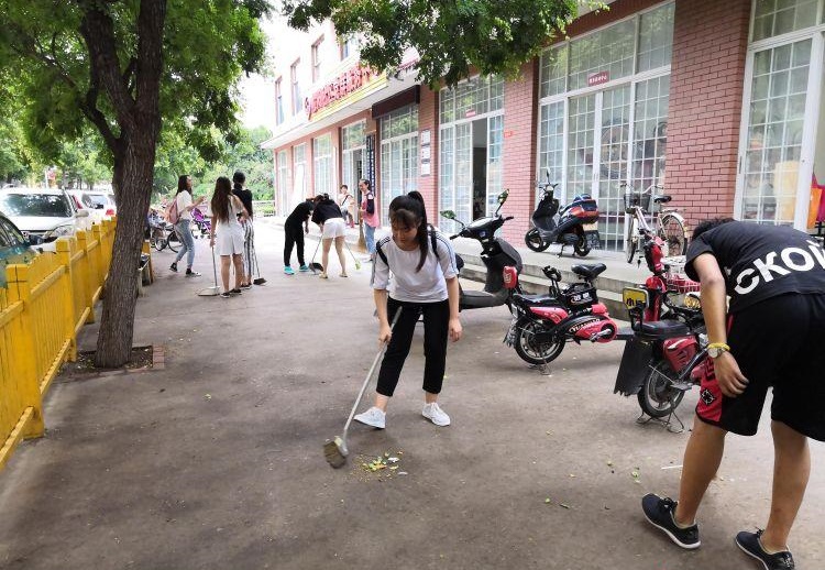 (大学生志愿者打扫卫生)