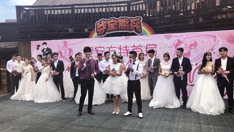 27秒丨七夕节，泰安13对新人举行“过山车”婚礼！