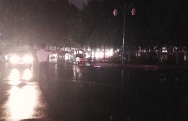 兖州：旅客突发疾病 车站职工雨中为救护车开辟生命通道