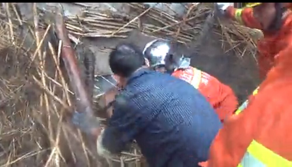 淄博降暴雨冲垮房屋压住两人 消防官兵紧急赴现场救援