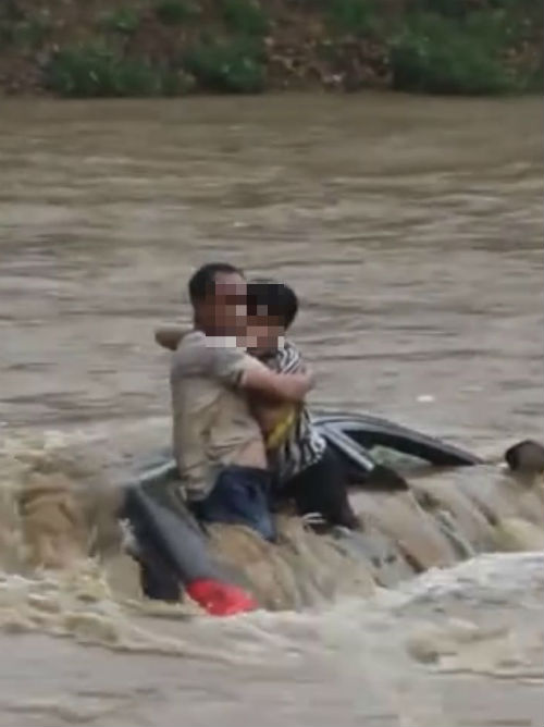 夫妻驾车被卷入河中 日照五莲公安架“生命之桥”施救