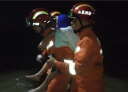 潍坊高新区七人因大雨被困  消防官兵涉水3公里急救援 