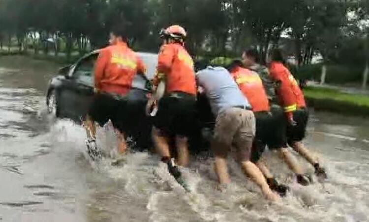 淄博：外地车辆被困水中 消防官兵紧急救援