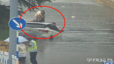 滕州：雨天车辆冲进桥底熄火 交警及时伸援手助脱险