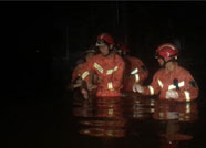 潍坊昌邑雨水倒灌低洼民房10人被困  消防官兵紧急救援 