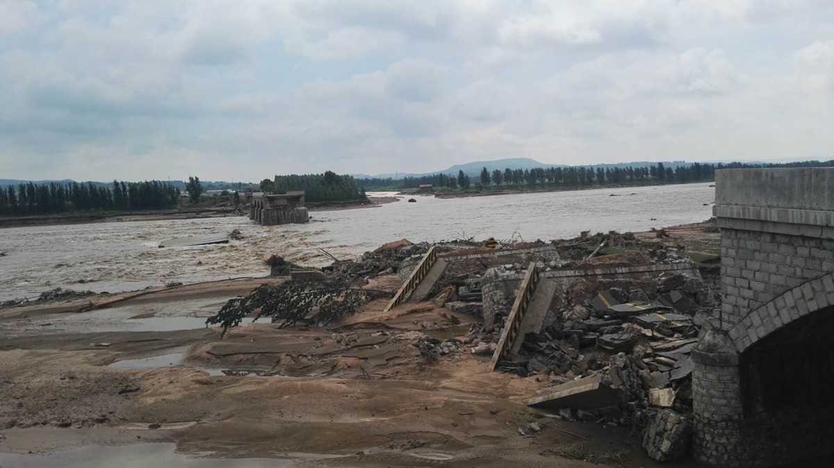 “温比亚”过境潍坊遭暴雨侵袭 28年大桥被冲垮 