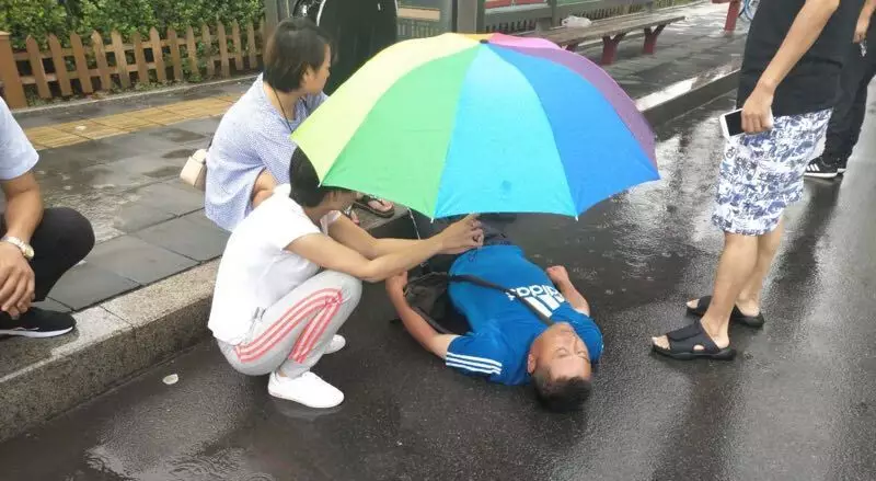 暖心！滨州男子雨中摔倒重伤，她自始至终举着伞