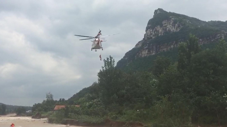 直升机救援！6人被洪水围困青州乡村旅游区 半小时全部救出