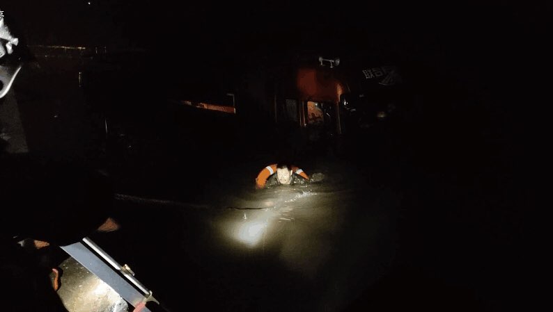 淄博：油罐车涉水人员被困车顶 消防官兵涉水救人