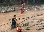 青州六人被困河流对岸 消防官兵紧急救援