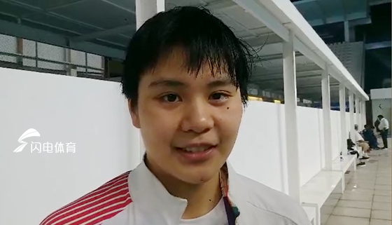 13岁山东游泳小将亚运摘银 赛后纯真羞涩接受采访