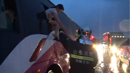 73秒 | 淄博：暴雨中客车被困排水沟 乘客见消防官兵像见亲人