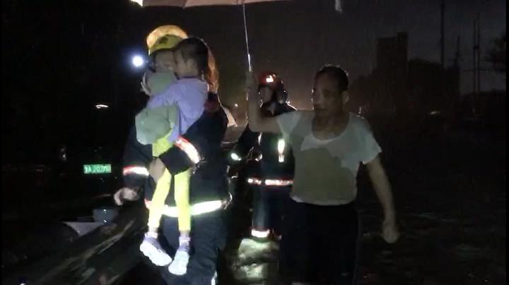 20秒丨济南暴雨积水致儿童被困车内 消防紧急救援