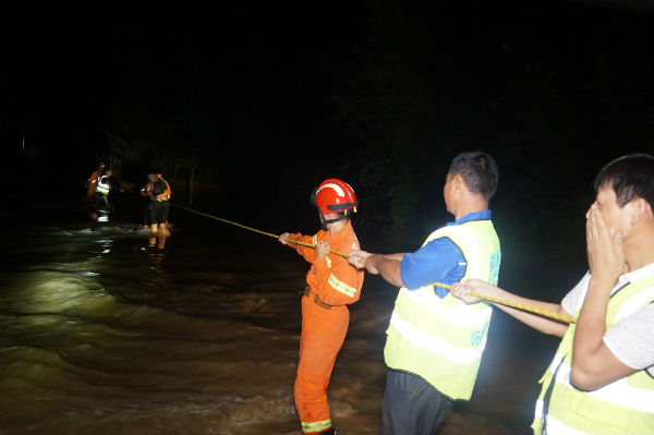 日照：朋友赶来帮忙救援反被洪水困住 消防及时解救5人