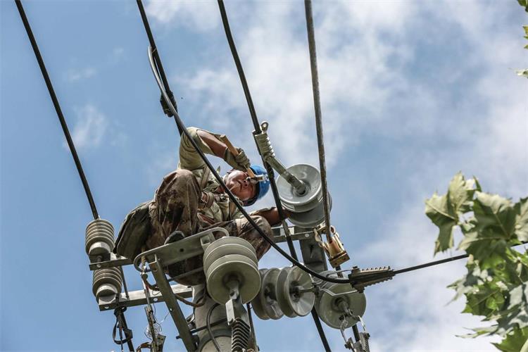 国网潍坊供电公司派出298支队伍抢修电网