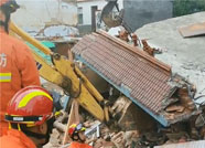 青州：台风过后房屋倒塌致1人被困 消防出动紧急救援