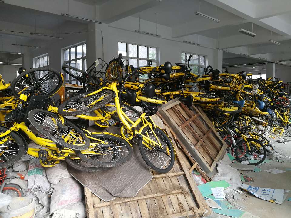 济南民康里步行街共享单车成堆放 管理方：无序停放多次反映无果