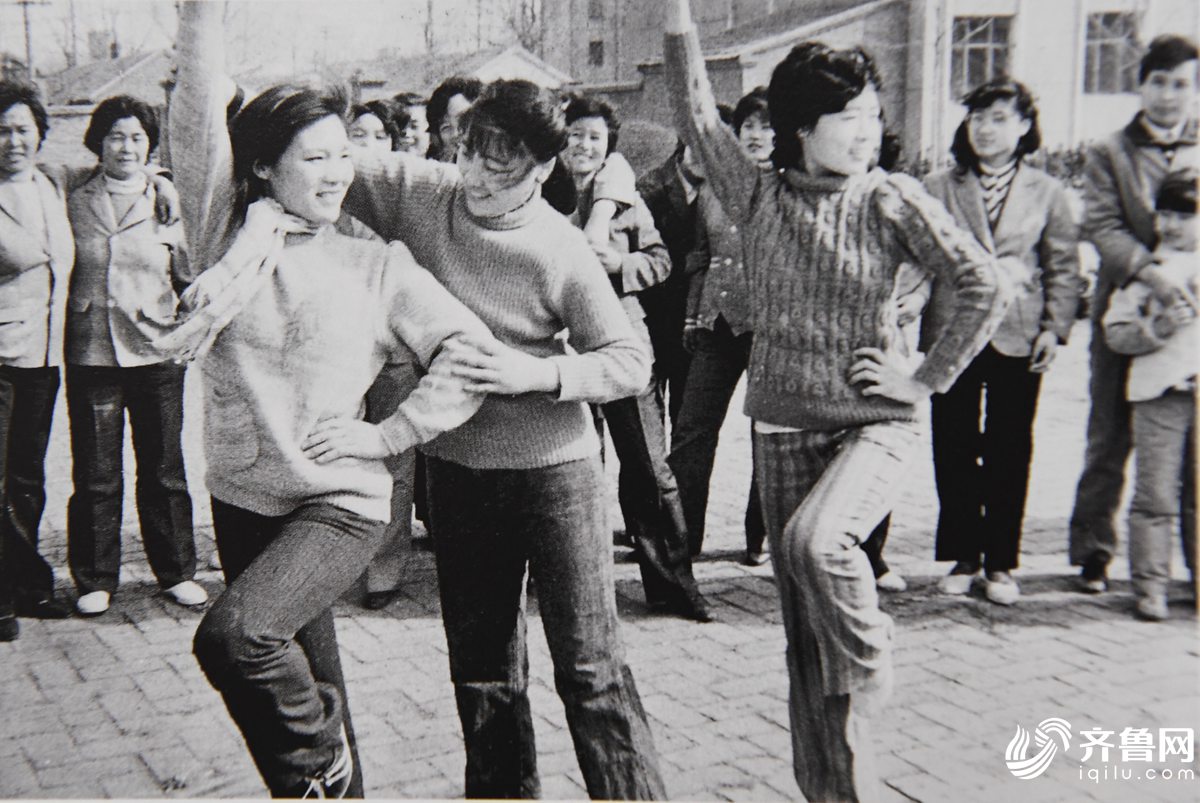 上世纪八十年代,山东年轻人在广场上学习跳舞.