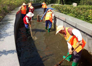 创城在行动丨泰安高铁广场清理300米河道淤泥