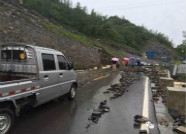 潍坊5万多人抢修水毁路桥 修复路基路面79公里抢通公路22条