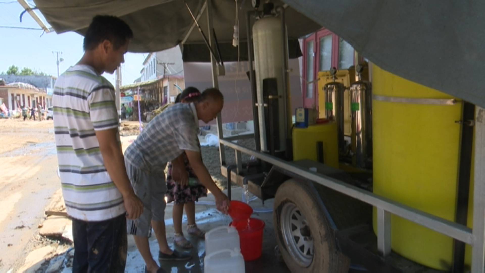 直击青州救灾丨你捐饮水机我抬出自家发电机 王坟村民告别饮水难