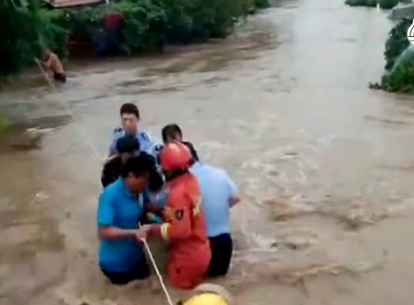 抢险救灾在行动 | 潍坊：民警洪水中逆行 解救被困群众