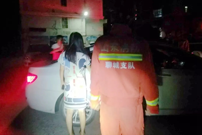 聊城：钥匙卡锁男子求助消防巧遇妻子临盆 消防员紧急送医