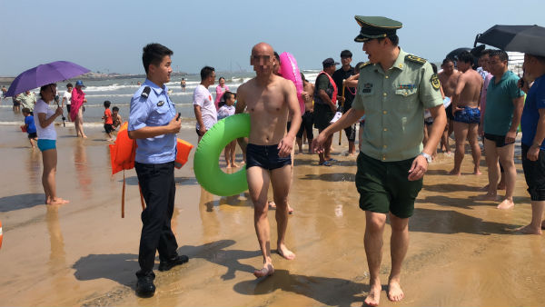 游客不顾广播提示下海游泳体力不支被困海中 边防民警紧急救援