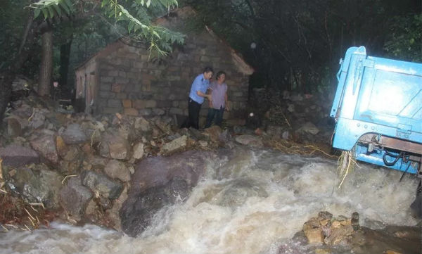 大雨致房屋被淹 日照五莲公安涉水救出被困人员