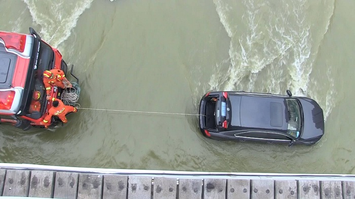 42秒丨误判水深滕州司机开车过河被困 消防车拖拽20分钟脱险