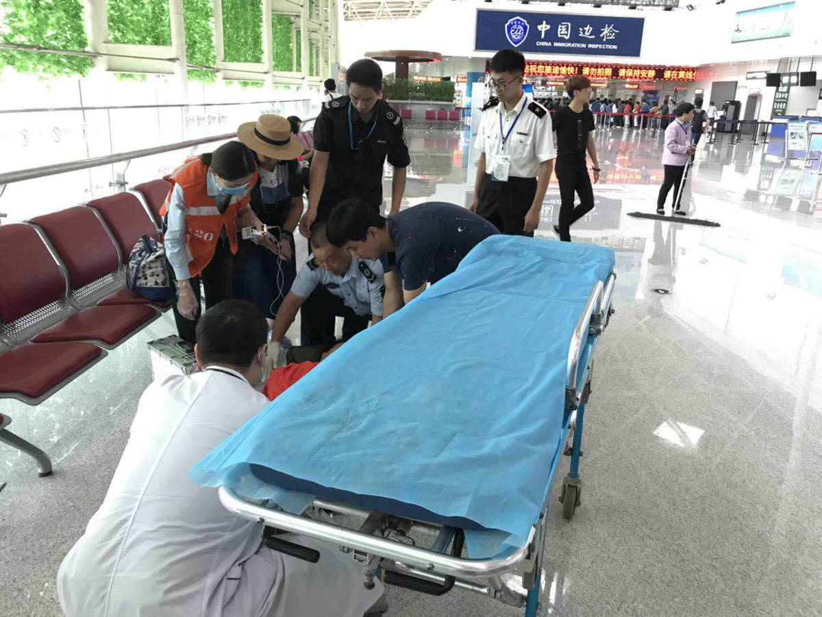 香港籍旅客机场突发心脏病 济南海关开“绿色通道”紧急救援