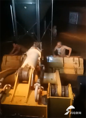 救灾第一线丨潍坊“最美村支书”驾驶铲车一夜连救37名被困群众