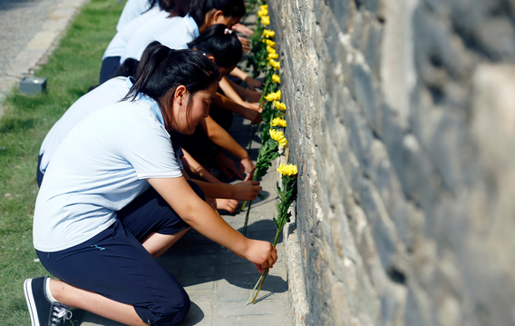 鲜花献英烈！台儿庄举办“歌颂胜利，祈福和平”主题纪念活动